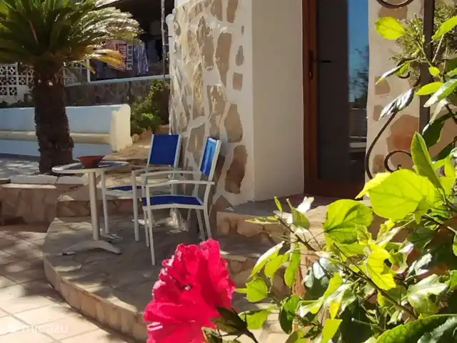 Appartement Balcon Al Mar Javea | Espagne, Costa Blanca, Jávea - appartement À côté de l’entrée de l’appartement se trouve un coin salon pour prendre le petit-déjeuner ou prendre un verre au soleil.
