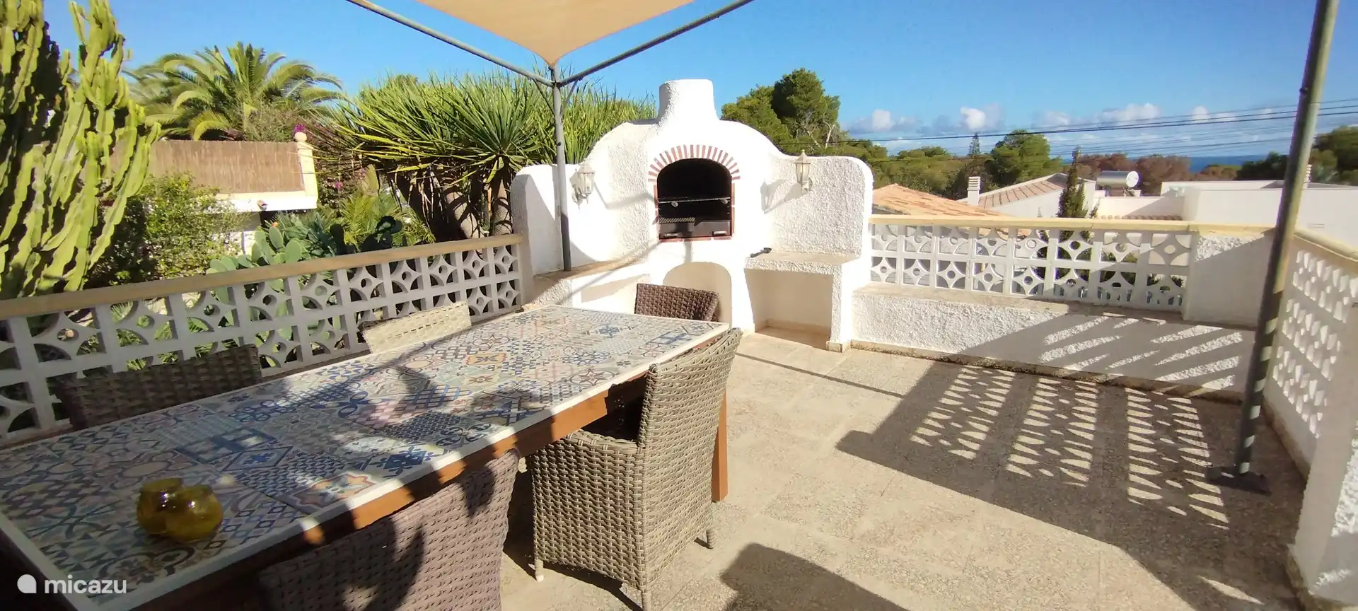 Op het BBQ terras is er de mogelijkheid om onder een zonnedoek gezellig te tafelen aan een grote buitentafel. Uiteraard kunnen er allerlei lekkere maaltijden in de BBQ gemaakt worden. 