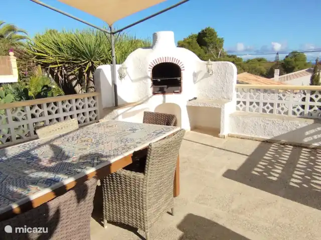 Appartement Balcon Al Mar Javea | Espagne, Costa Blanca, Jávea - appartement Sur la terrasse du barbecue, il est possible de dîner sous un drap de soleil à une grande table extérieure. Bien sûr, toutes sortes de repas délicieux peuvent être préparés dans le barbecue.