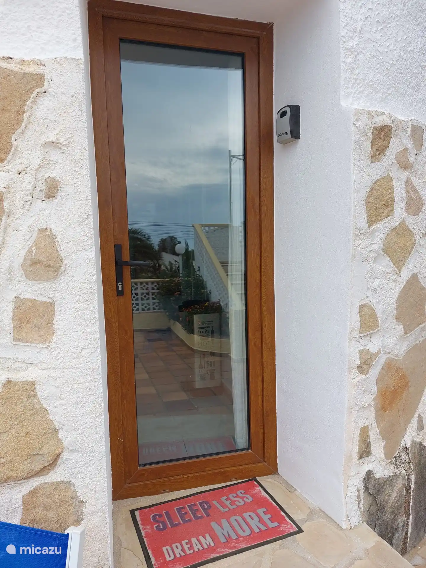 De hoofdingang van het appartement. Als u over de drempel stapt, zult u meteen de prettige sfeer van dit appartement ervaren en ontspannen aan uw vakantie beginnen. 