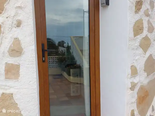 Appartement Balcon Al Mar Javea | Espagne, Costa Blanca, Jávea - appartement L’entrée principale de l’appartement. Lorsque vous franchissez le seuil, vous ressentirez immédiatement l’atmosphère agréable de cet appartement et commencerez vos vacances détendu.