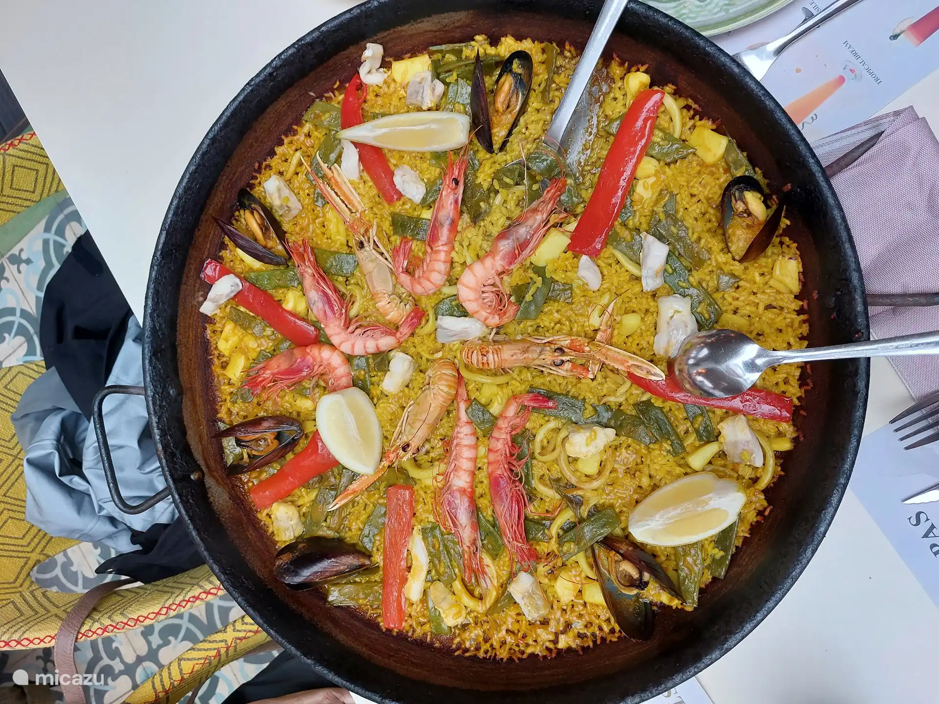 In de omgeving is er genoeg aanbod van restaurants waar onder andere een typisch Spaans paella gerecht gegeten kan worden. 