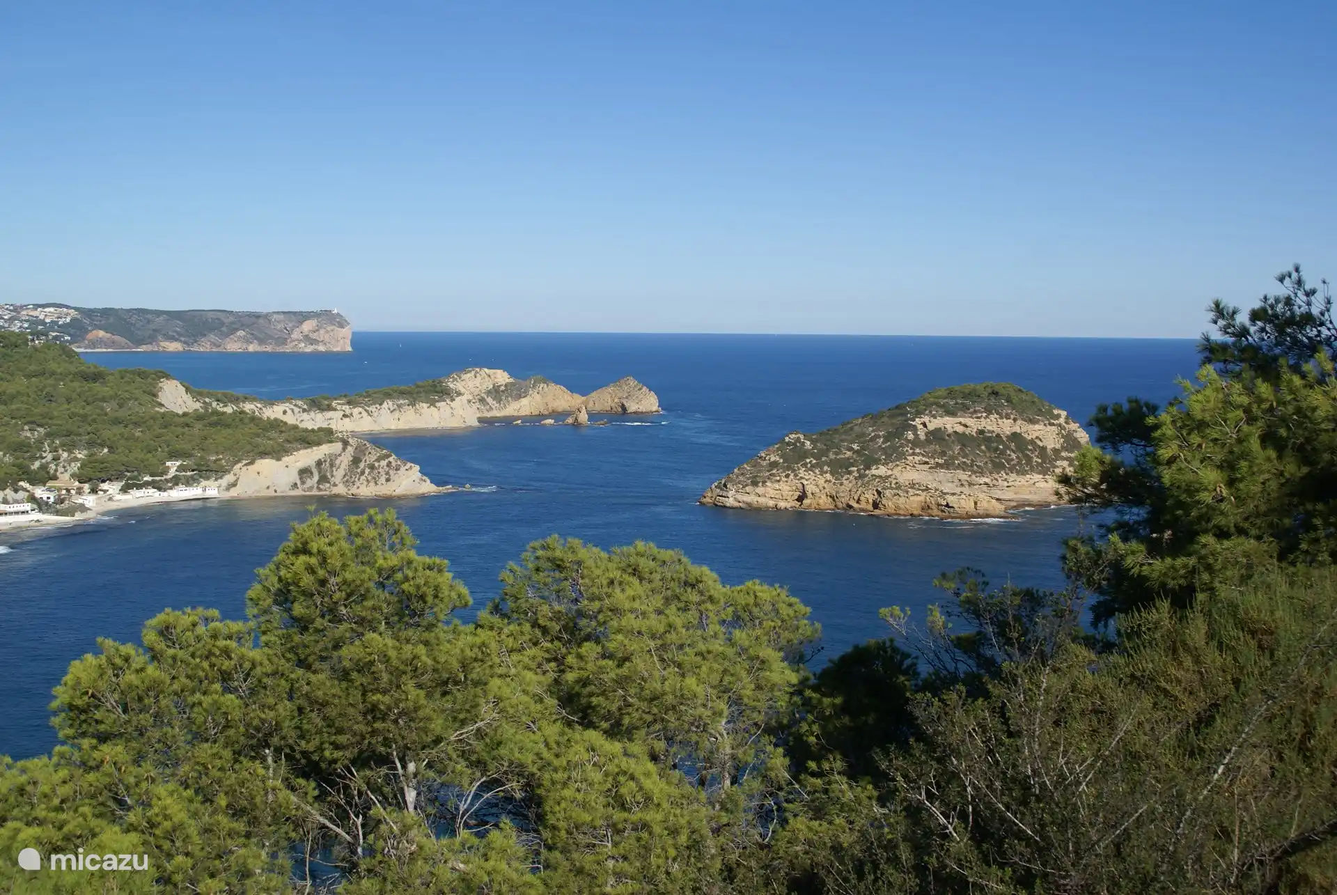 Dit prachtige uitkijkpunt (een van de vele miradors in de regio), Cap Negre ligt op twee minuten. rijden van het appartement.