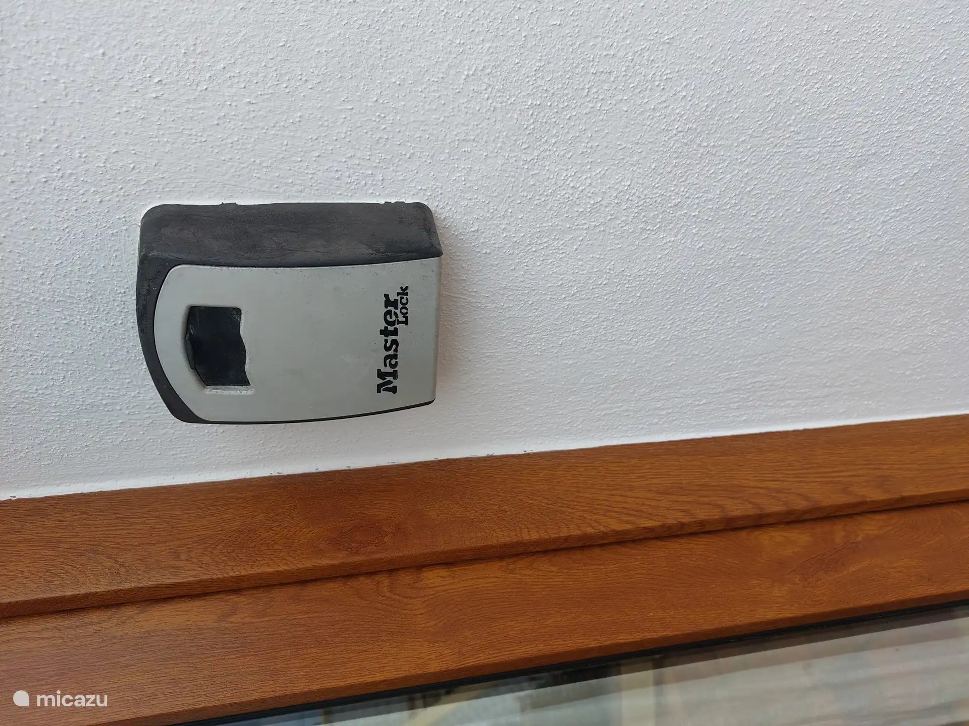 Bij het appartement is een sleutelkastje beschikbaar. U krijgt de code van het sleutelkastje tijdig. 