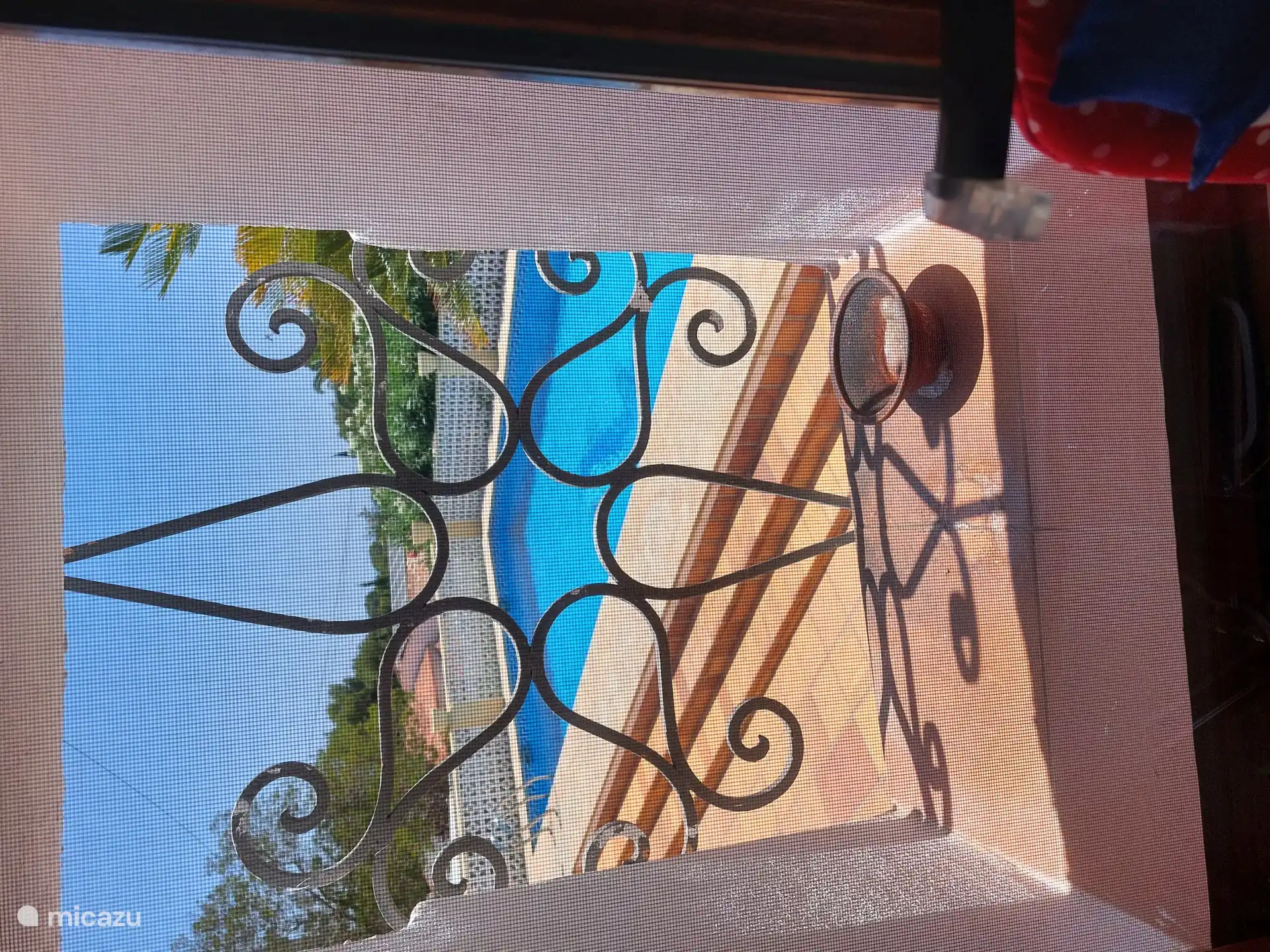 Als u dit uitzicht vanuit de keuken ziet, wilt u natuurlijk meteen in dit prachtige, verkoelende zwembad van 5x10 meter duiken. Het zwembad is diep genoeg om u volledig onder te dompelen in het koele water op een typische warme Spaanse zomerdag. 