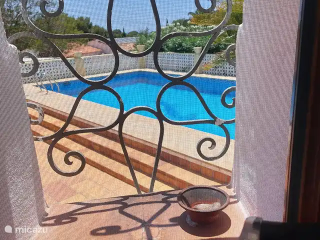 Appartement Balcon Al Mar Javea | Espagne, Costa Blanca, Jávea - appartement Lorsque vous voyez cette vue depuis la cuisine, vous aurez immédiatement envie de plonger dans cette belle piscine rafraîchissante de 5x10 mètres. La piscine est suffisamment profonde pour vous immerger complètement dans l’eau fraîche lors d’une chaude journée d’été espagnole typique.