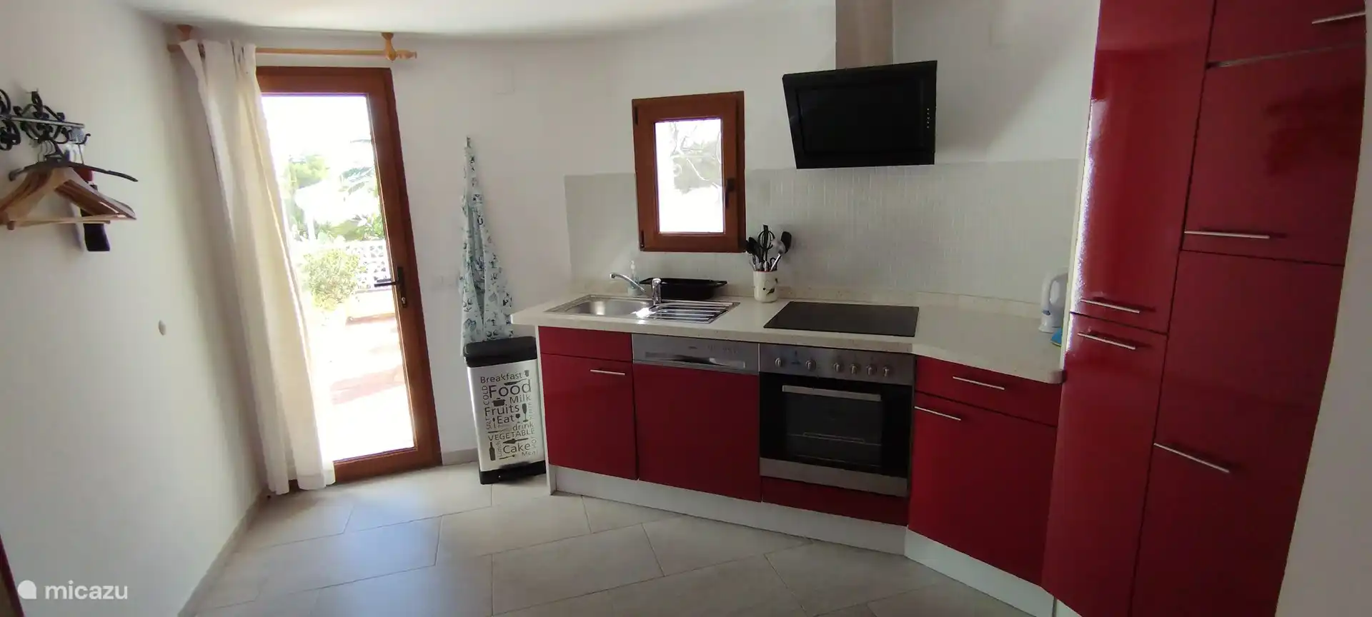 Het appartement heeft een grote leefkeuken. 