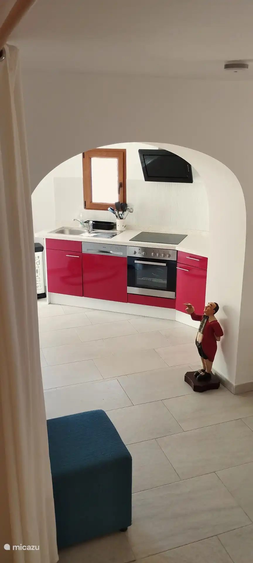 Het doorkijkje vanaf de zithoek van het appartement naar de keuken. 