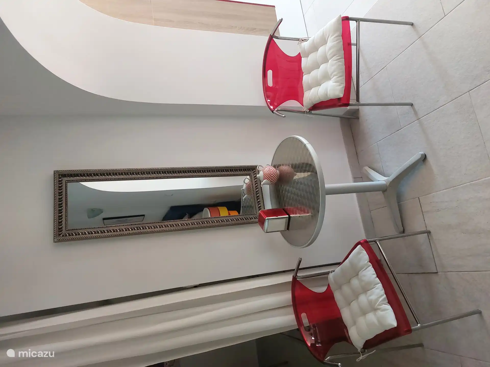 Dit zitje wordt gebruikt om te ontbijten of een leuk spelletje samen te spelen. Mocht het weer goed zijn, dan adviseren wij uiteraard vooral van de buitenzitjes gebruik te maken. 