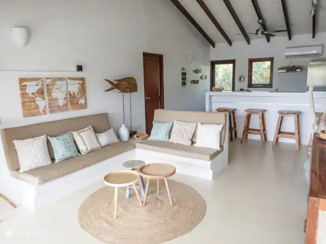 villa huren in Bonaire, Bonaire, Kralendijk – Blou Bonaire Waterlands Village De woonkamer is ingericht met een 2 en 3 persoonsbank. Tv kijken kan je naar een groot aantal tv zenders.