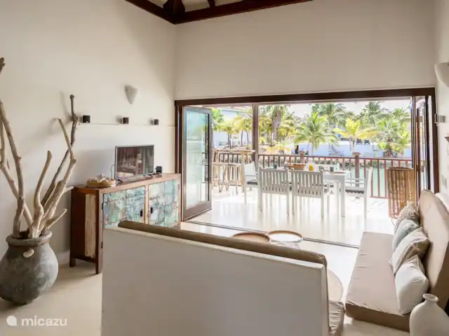 villa huren in Bonaire, Bonaire, Kralendijk – Blou Bonaire Waterlands Village Vanuit de woonkamer kijk je uit over het water. De woonkamer is ingericht met een 2 en 3 persoonsbank. Tv kijken kan je naar een groot aantal tv zenders.