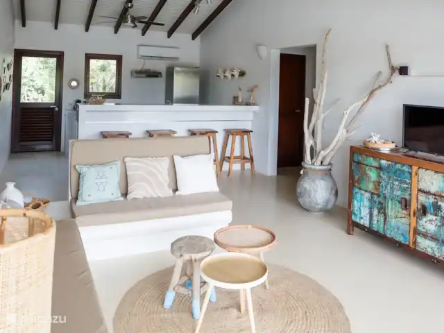 villa huren in Bonaire, Bonaire, Kralendijk – Blou Bonaire Waterlands Village De woonkamer is ingericht met een 2 en 3 persoonsbank. Tv kijken kan je naar een groot aantal tv zenders.