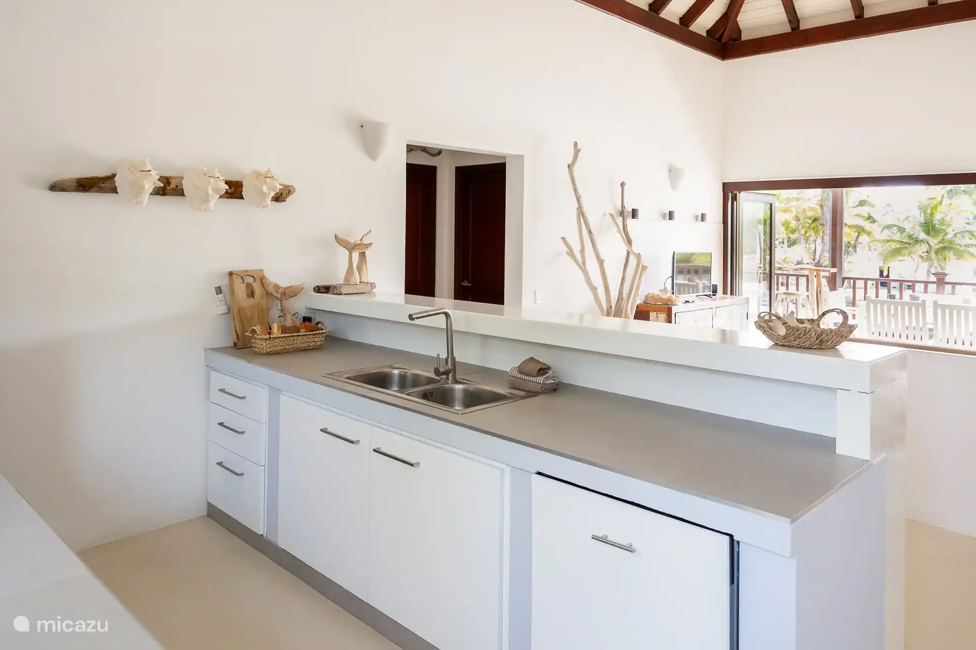 La cuisine est équipée d'un réfrigérateur spacieux, d'une machine à café et Nespresso, d'un lave-vaisselle, d'une plaque de cuisson et d'un grille-pain.