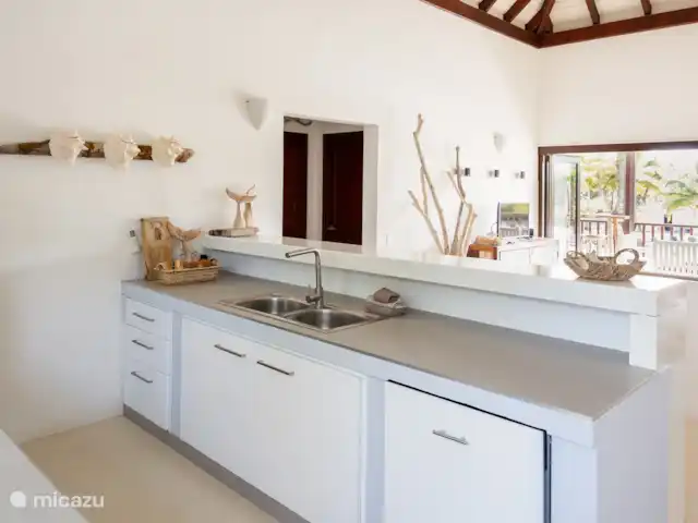 villa huren in Bonaire, Bonaire, Kralendijk – Blou Bonaire Waterlands Village De keuken is onder andere voorzien van een ruime koelkast, een Nespresso en koffiezet apparaat, een vaatwasser, een kookplaat en een broodrooster.