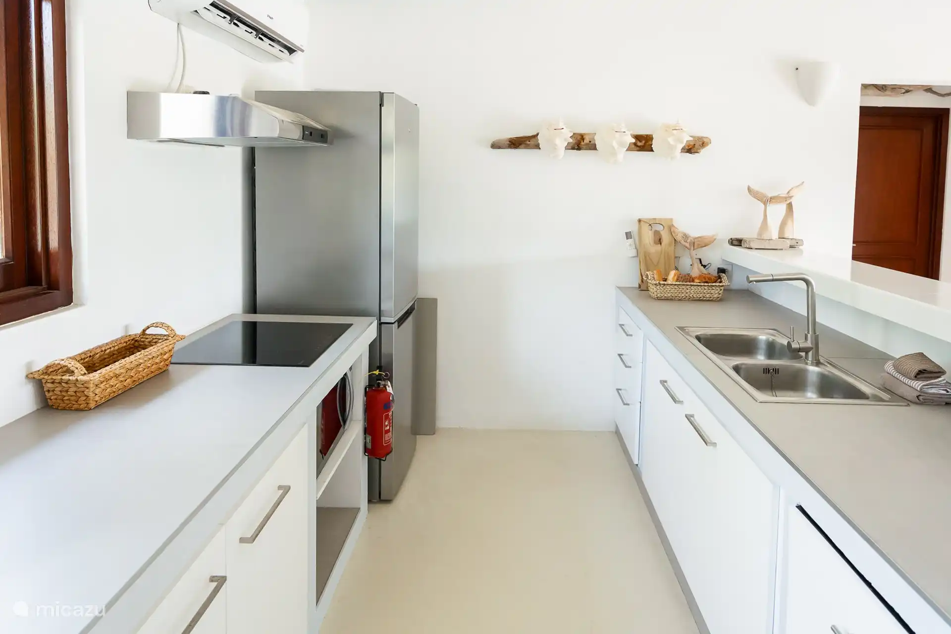 La cuisine est équipée d'un réfrigérateur spacieux, d'une machine à café et Nespresso, d'un lave-vaisselle, d'une plaque de cuisson et d'un grille-pain.