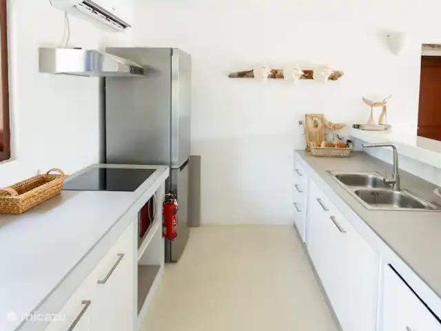 villa huren in Bonaire, Bonaire, Kralendijk – Blou Bonaire Waterlands Village De keuken is onder andere voorzien van een ruime koelkast, een Nespresso en koffiezet apparaat, een vaatwasser, een kookplaat en een broodrooster.