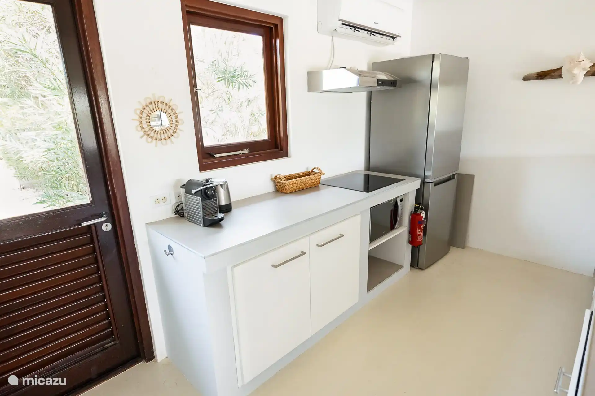 La cuisine est équipée d'un réfrigérateur spacieux, d'une machine à café et Nespresso, d'un lave-vaisselle, d'une plaque de cuisson et d'un grille-pain.