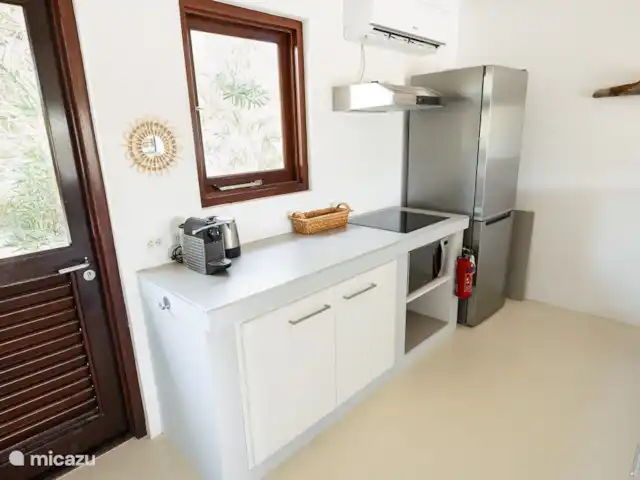 villa huren in Bonaire, Bonaire, Kralendijk – Blou Bonaire Waterlands Village De keuken is onder andere voorzien van een ruime koelkast, een Nespresso en koffiezet apparaat, een vaatwasser, een kookplaat en een broodrooster.