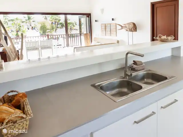 villa huren in Bonaire, Bonaire, Kralendijk – Blou Bonaire Waterlands Village De keuken is onder andere voorzien van een ruime koelkast, een Nespresso en koffiezet apparaat, een vaatwasser, een kookplaat en een broodrooster.