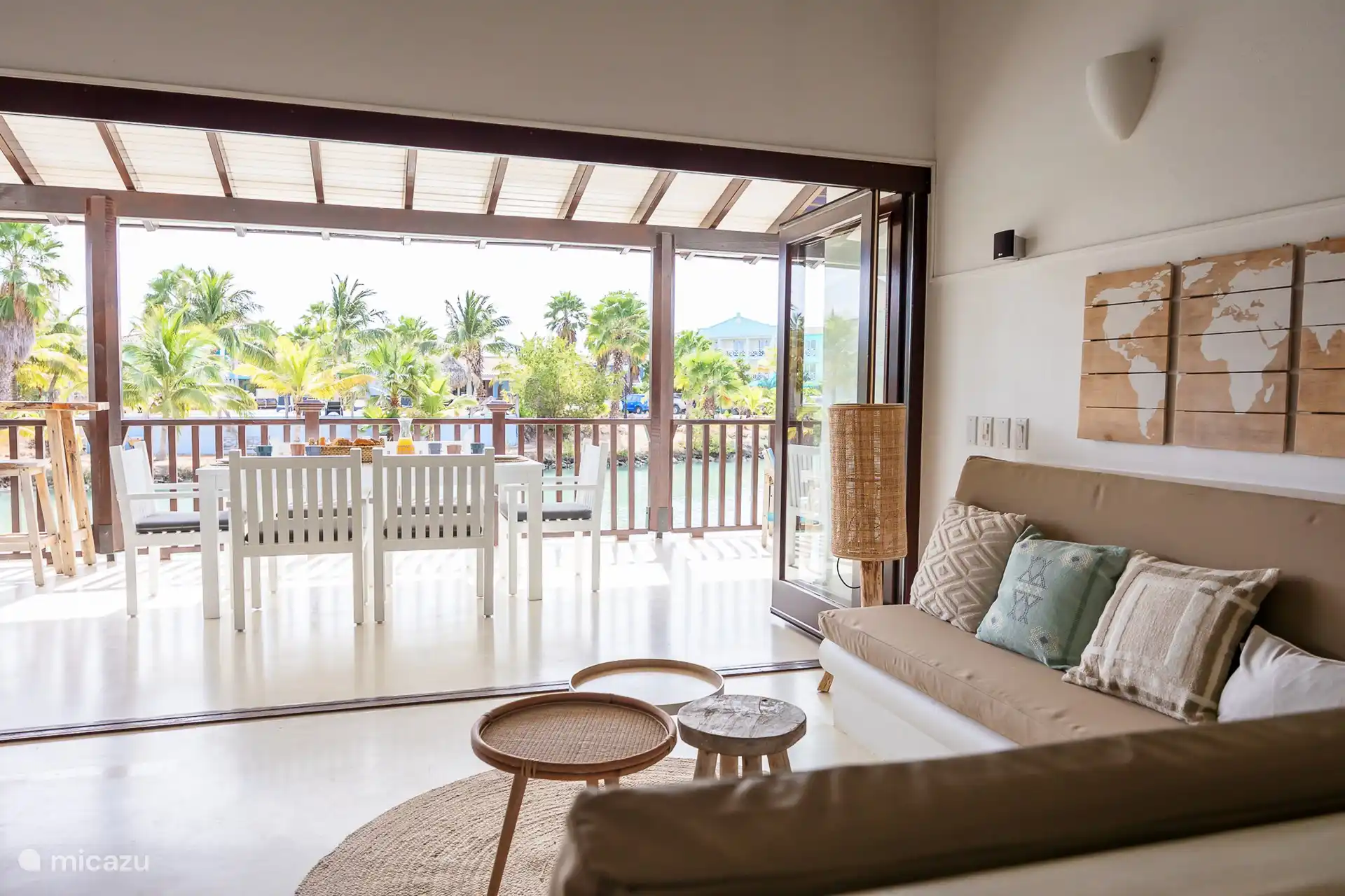 Le séjour est meublé d'un canapé 2 et 3 personnes. Vous pouvez regarder la télévision sur un grand nombre de chaînes de télévision.