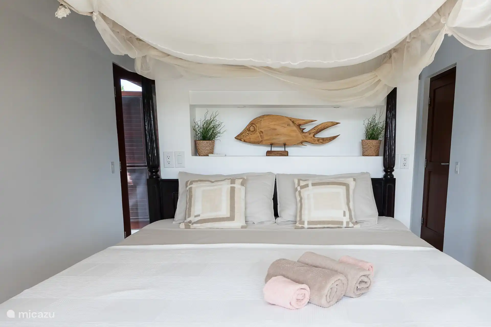 La chambre principale a une salle de bain attenante. Il y a un lit de 180 x 200. Et bien sûr, il y a la climatisation.