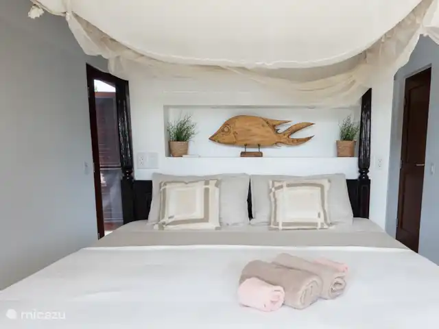 villa huren in Bonaire, Bonaire, Kralendijk – Blou Bonaire Waterlands Village De Master bedroom heeft een ensuite badkamer. Er staat een 180 x 200 bed. En er is natuurlijk airco.