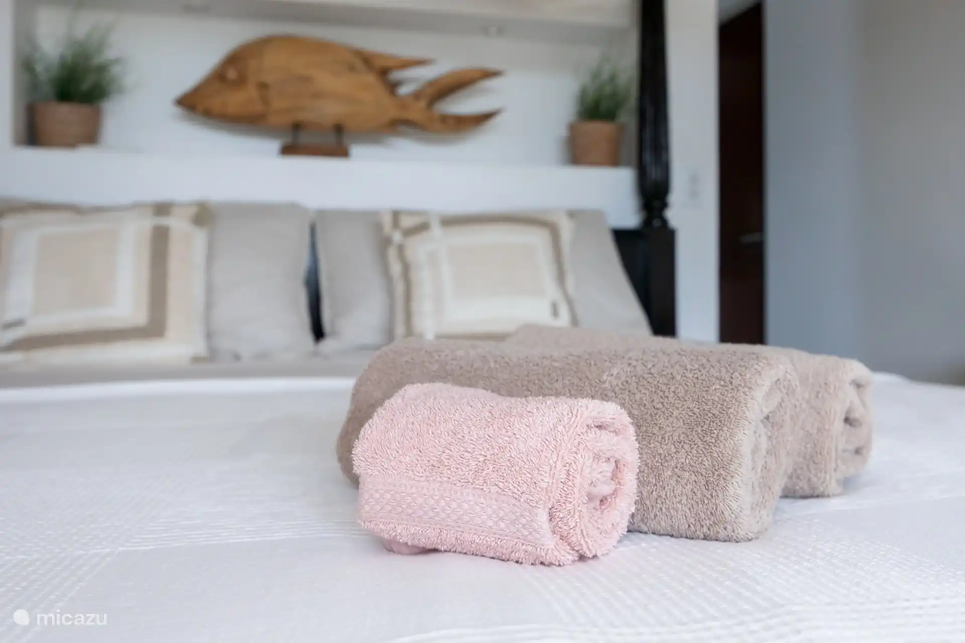 La chambre principale a une salle de bain attenante. Il y a un lit de 180 x 200. Et bien sûr, il y a la climatisation.