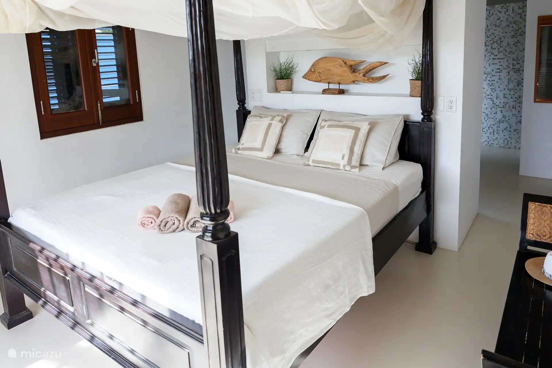 La chambre principale a une salle de bain attenante. Il y a un lit de 180 x 200. Et bien sûr, il y a la climatisation.