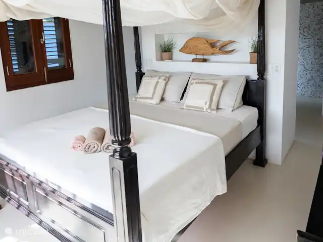 villa huren in Bonaire, Bonaire, Kralendijk – Blou Bonaire Waterlands Village De Master bedroom heeft een ensuite badkamer. Er staat een 180 x 200 bed. En er is natuurlijk airco.