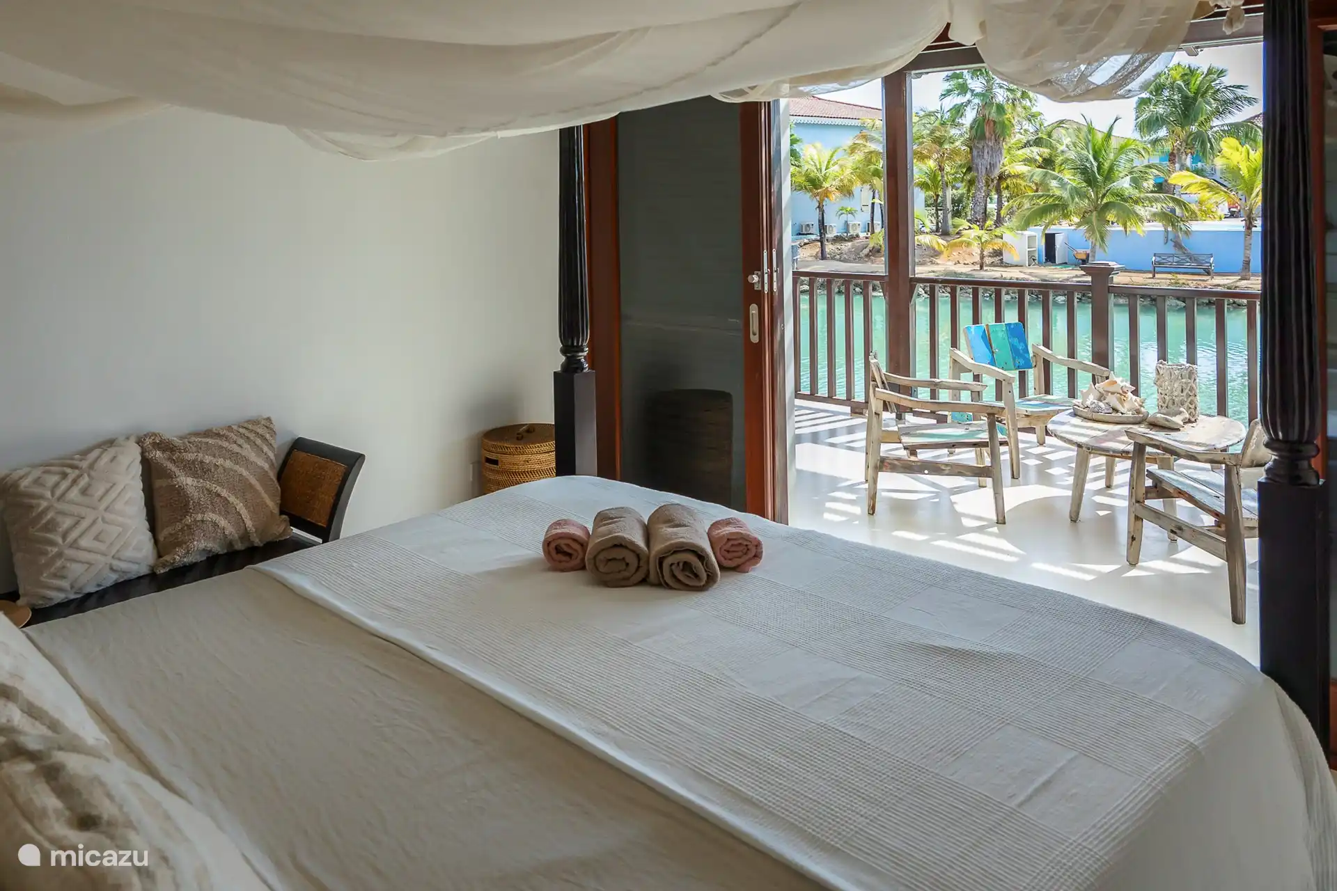 Depuis votre lit, vous regardez à nouveau l'eau.