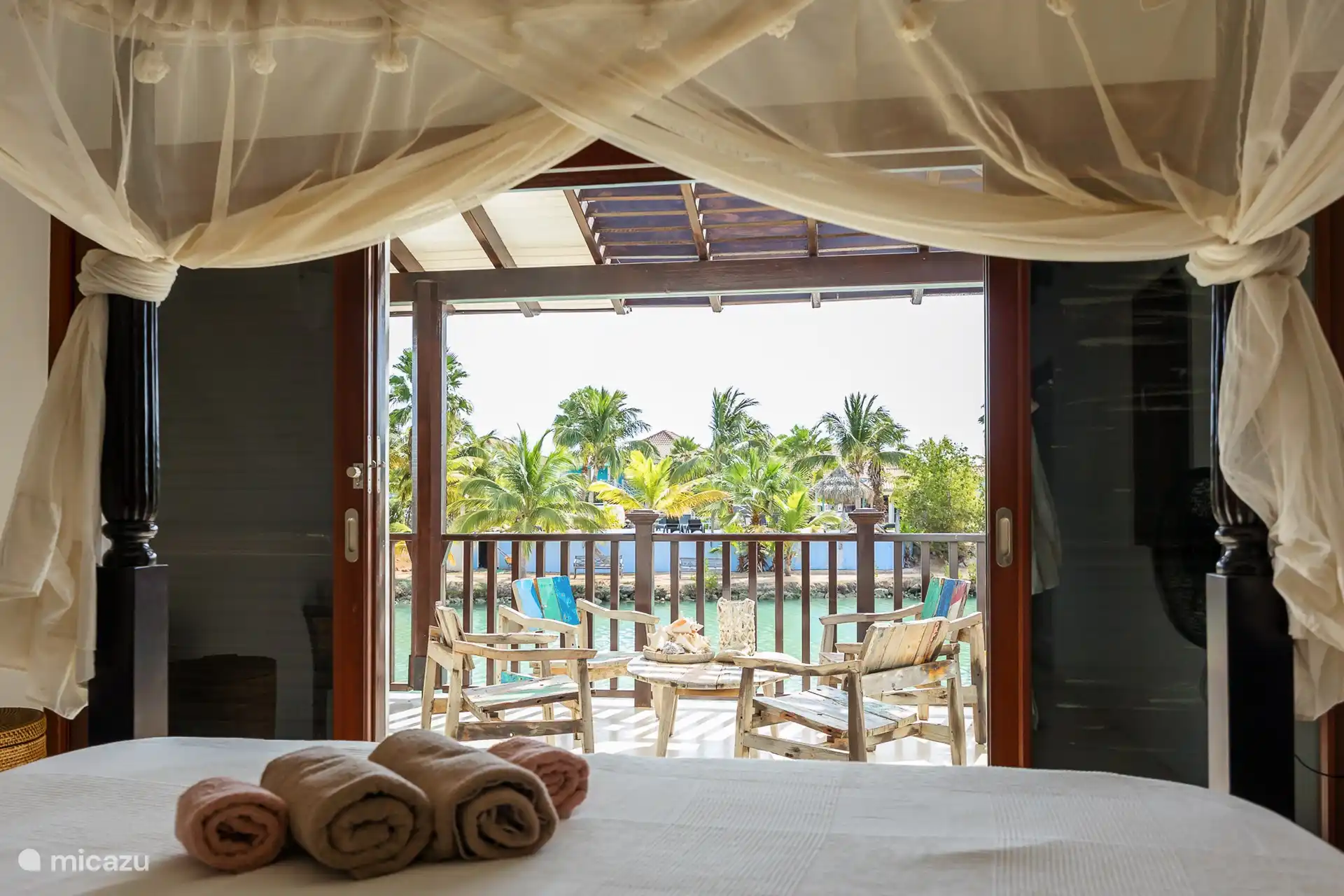 Depuis votre lit, vous regardez à nouveau l'eau.