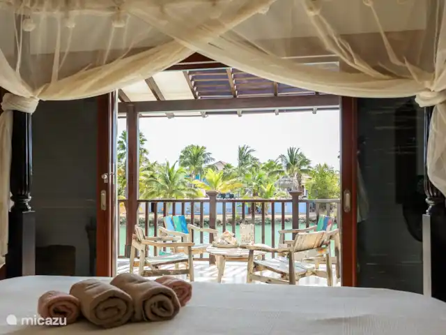 villa huren in Bonaire, Bonaire, Kralendijk – Blou Bonaire Waterlands Village Vanuit je bed kijk je wederom uit over het water.