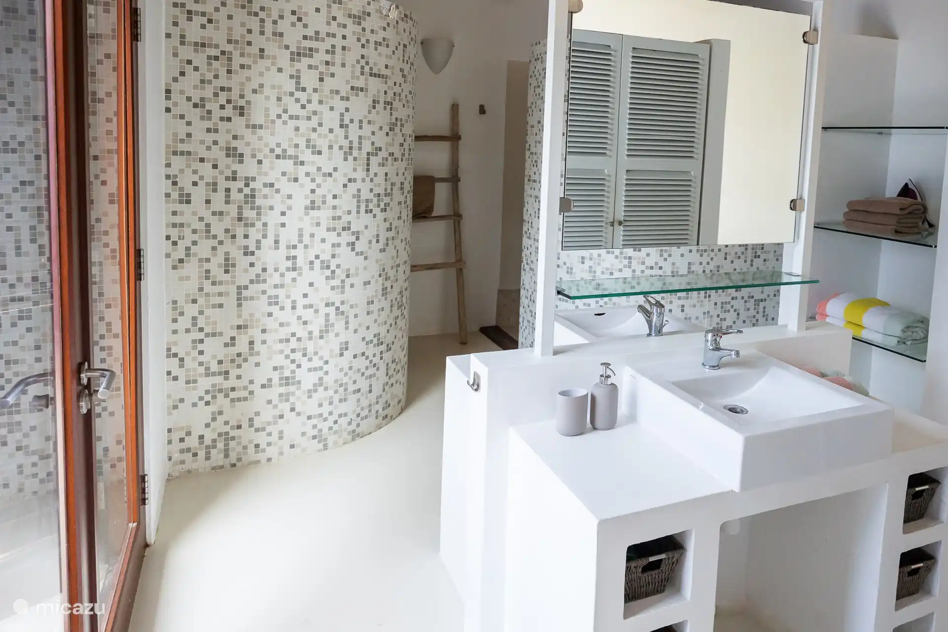 La salle de bain attenante de la chambre principale comprend 2 lavabos et une douche. Egalement une armoire spacieuse qui contient également un coffre-fort.