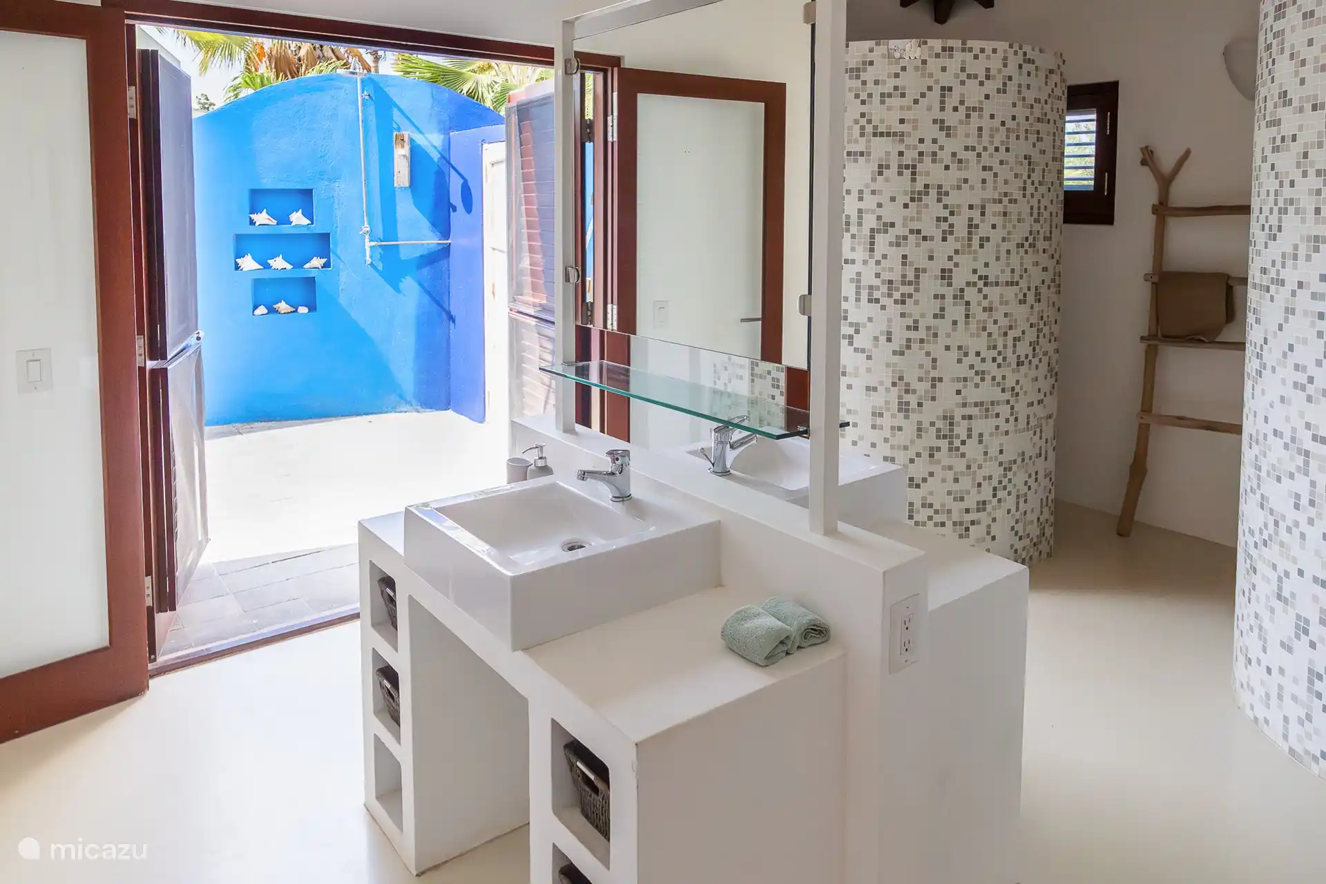 La salle de bain attenante de la chambre principale comprend 2 lavabos et une douche. Egalement une armoire spacieuse qui contient également un coffre-fort.