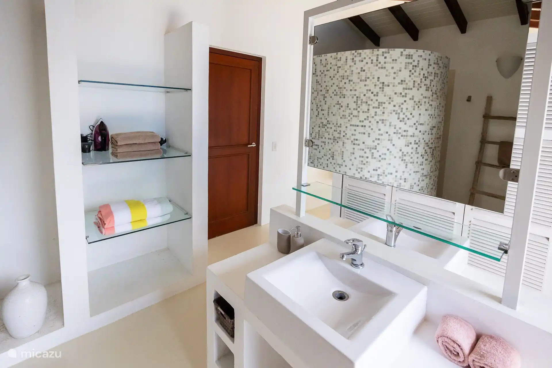 La salle de bain attenante de la chambre principale comprend 2 lavabos et une douche. Egalement une armoire spacieuse qui contient également un coffre-fort.