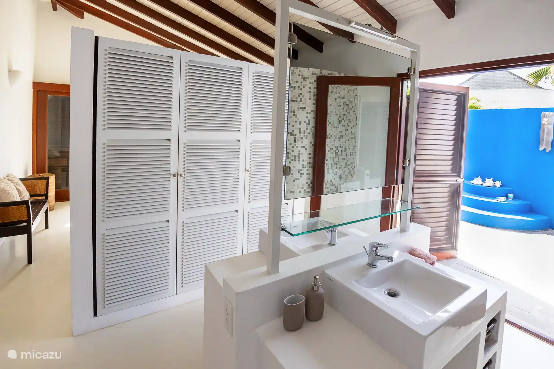 La salle de bain attenante de la chambre principale comprend 2 lavabos ainsi qu'une douche et des toilettes. Egalement une armoire spacieuse qui contient également un coffre-fort.