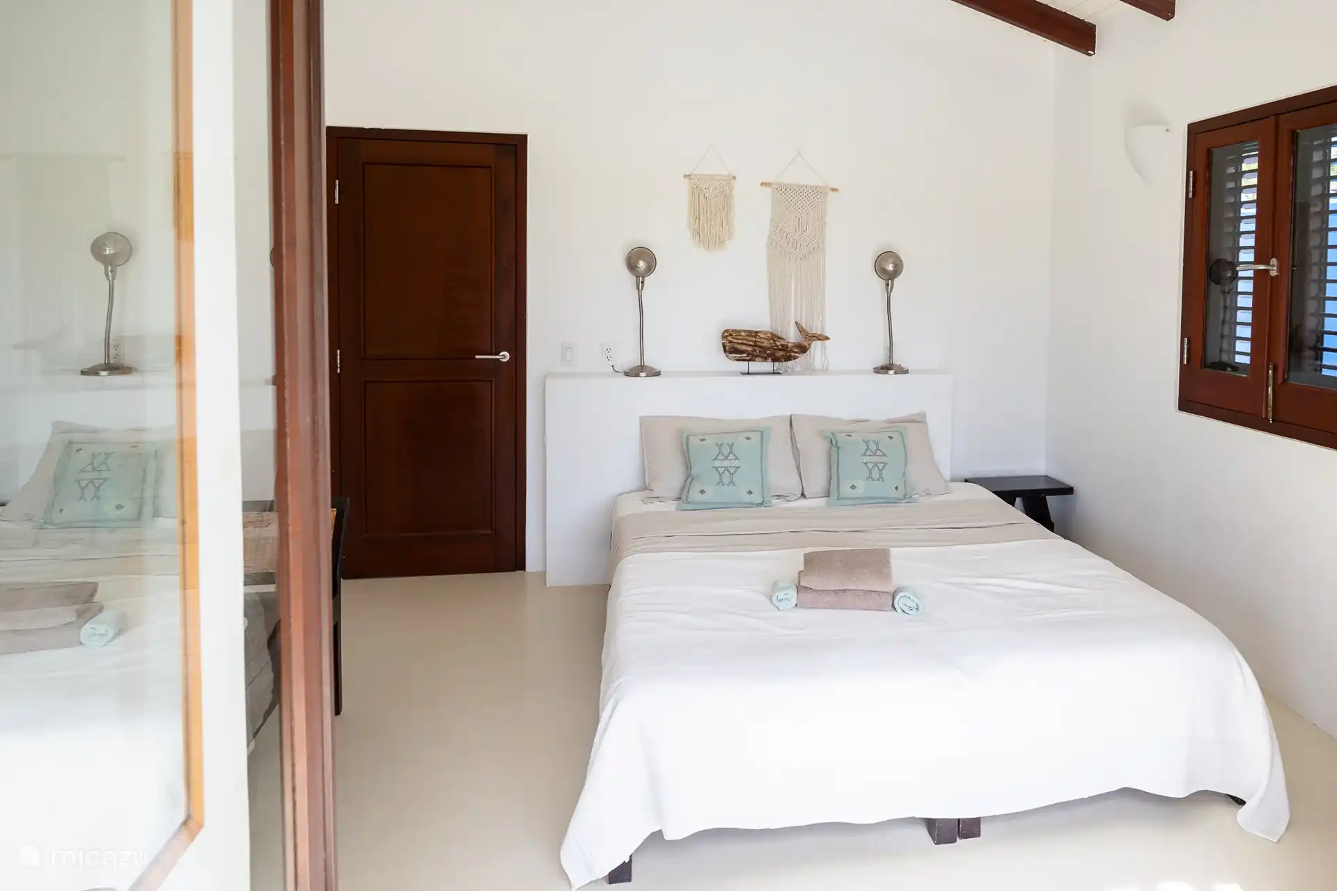 La deuxième chambre dispose d'un lit de 180 x 200cm. Il y a également suffisamment d'espace de rangement. Vous regardez également l’eau depuis cette pièce. Et cette pièce dispose également de la climatisation.