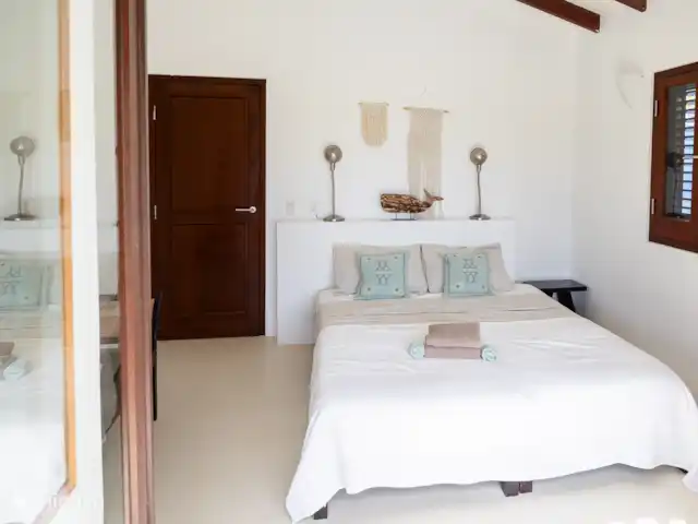 villa huren in Bonaire, Bonaire, Kralendijk – Blou Bonaire Waterlands Village De tweede slaapkamer heeft een bed van 180 x 200cm. Tevens is er voldoende kastruimte aanwezig. Ook vanuit deze kamer kijk je uit over het water. En ook op deze kamer is airco aanwezig.
