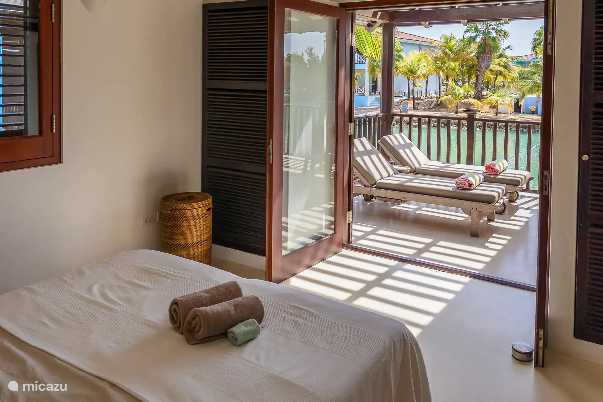 La deuxième chambre dispose d'un lit de 180 x 200cm. Il y a également suffisamment d'espace de rangement. Vous regardez également l’eau depuis cette pièce.