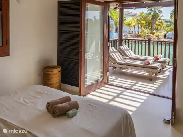 villa huren in Bonaire, Bonaire, Kralendijk – Blou Bonaire Waterlands Village De tweede slaapkamer heeft een bed van 180 x 200cm. Tevens is er voldoende kastruimte aanwezig. Ook vanuit deze kamer kijk je uit over het water.