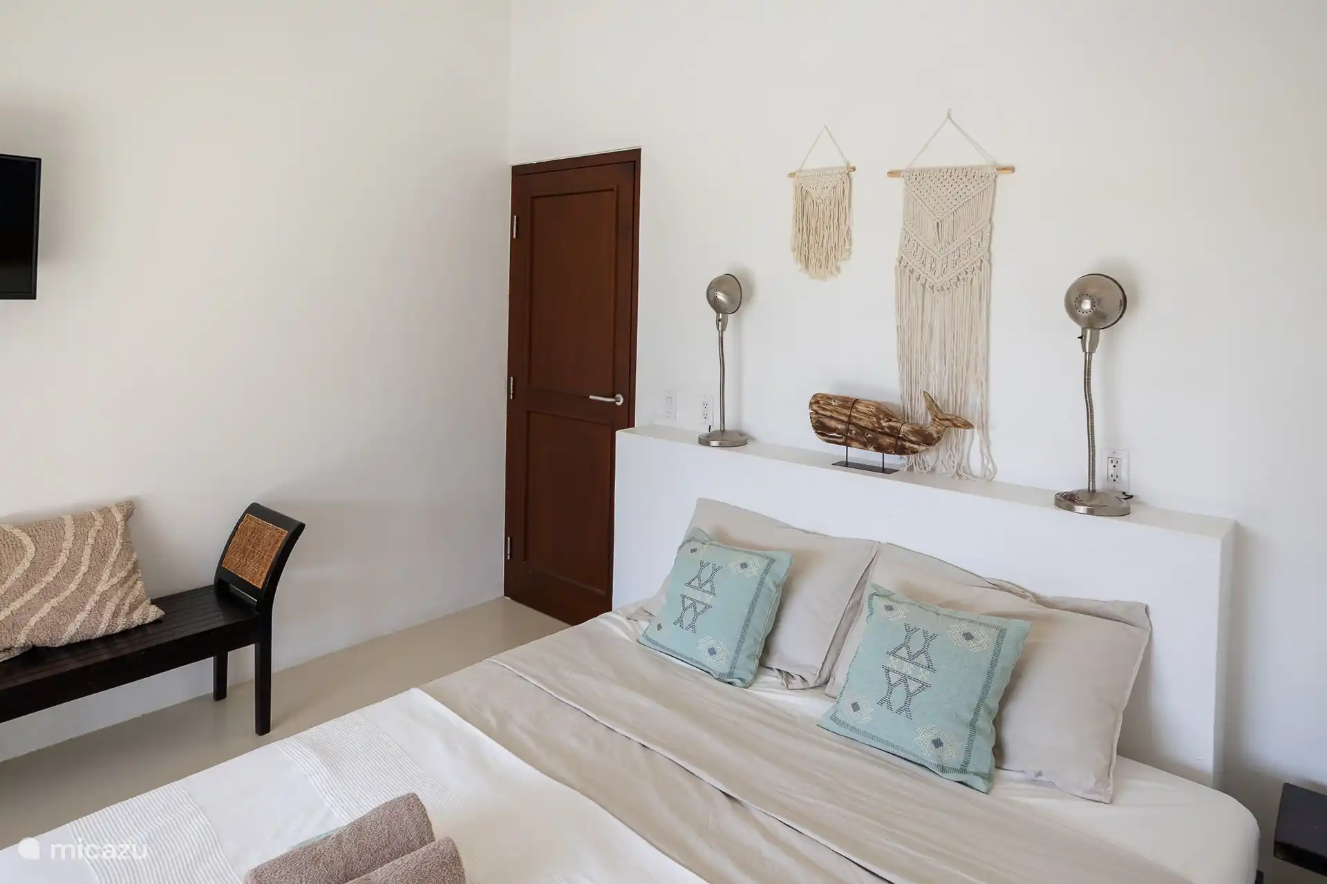 La deuxième chambre dispose d'un lit de 180 x 200cm. Il y a également suffisamment d'espace de rangement. Vous regardez également l’eau depuis cette pièce. Et cette pièce dispose également de la climatisation.