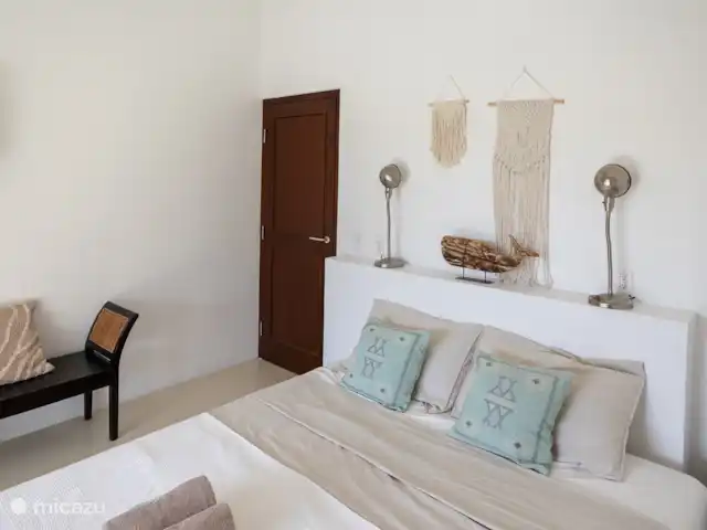 villa huren in Bonaire, Bonaire, Kralendijk – Blou Bonaire Waterlands Village De tweede slaapkamer heeft een bed van 180 x 200cm. Tevens is er voldoende kastruimte aanwezig. Ook vanuit deze kamer kijk je uit over het water. En ook op deze kamer is airco aanwezig.