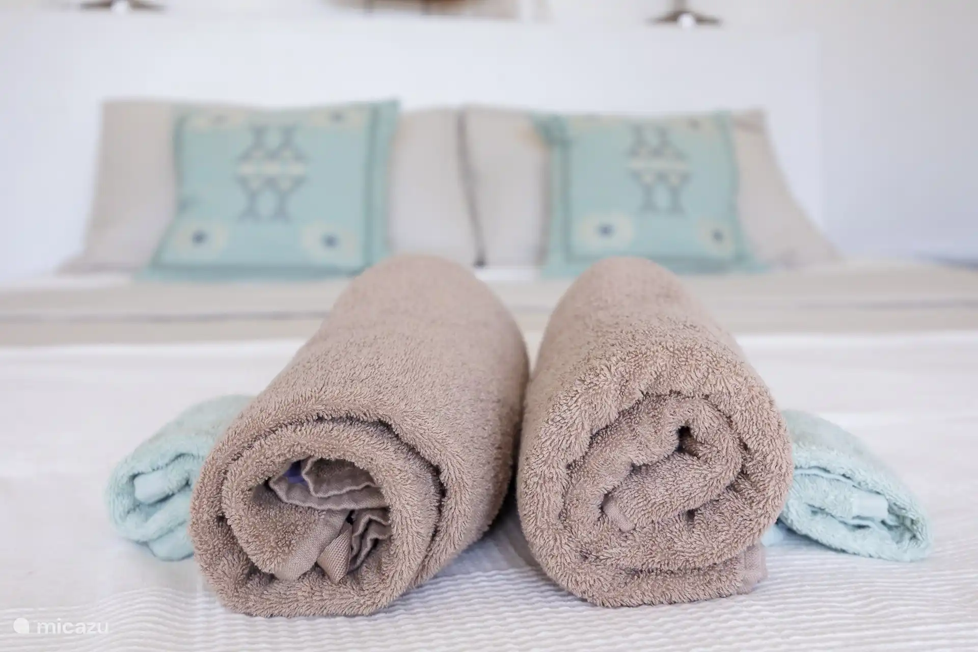 La deuxième chambre dispose d'un lit de 180 x 200cm. Il y a également suffisamment d'espace de rangement. Vous regardez également l’eau depuis cette pièce. Et cette pièce dispose également de la climatisation.