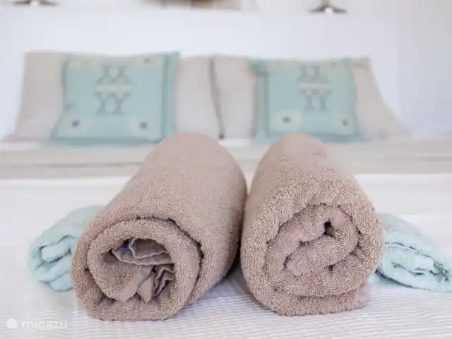 villa huren in Bonaire, Bonaire, Kralendijk – Blou Bonaire Waterlands Village De tweede slaapkamer heeft een bed van 180 x 200cm. Tevens is er voldoende kastruimte aanwezig. Ook vanuit deze kamer kijk je uit over het water. En ook op deze kamer is airco aanwezig.