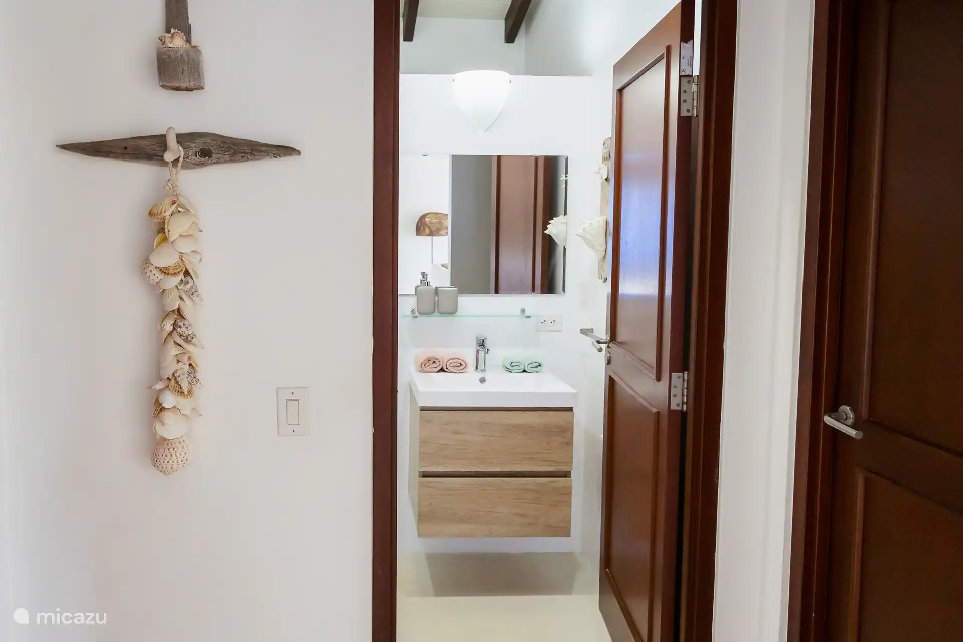 Il y a une deuxième salle de bain avec un meuble sous-vasque moderne et 1 lavabo. Egalement une douche et des toilettes. 