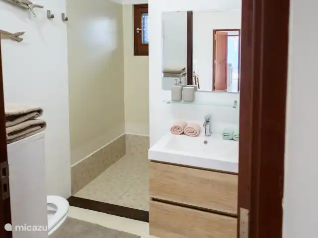 villa huren in Bonaire, Bonaire, Kralendijk – Blou Bonaire Waterlands Village Er is een tweede badkamer aanwezig met een modern badmeubel en 1 wastafel. Tevens een douche en toilet.