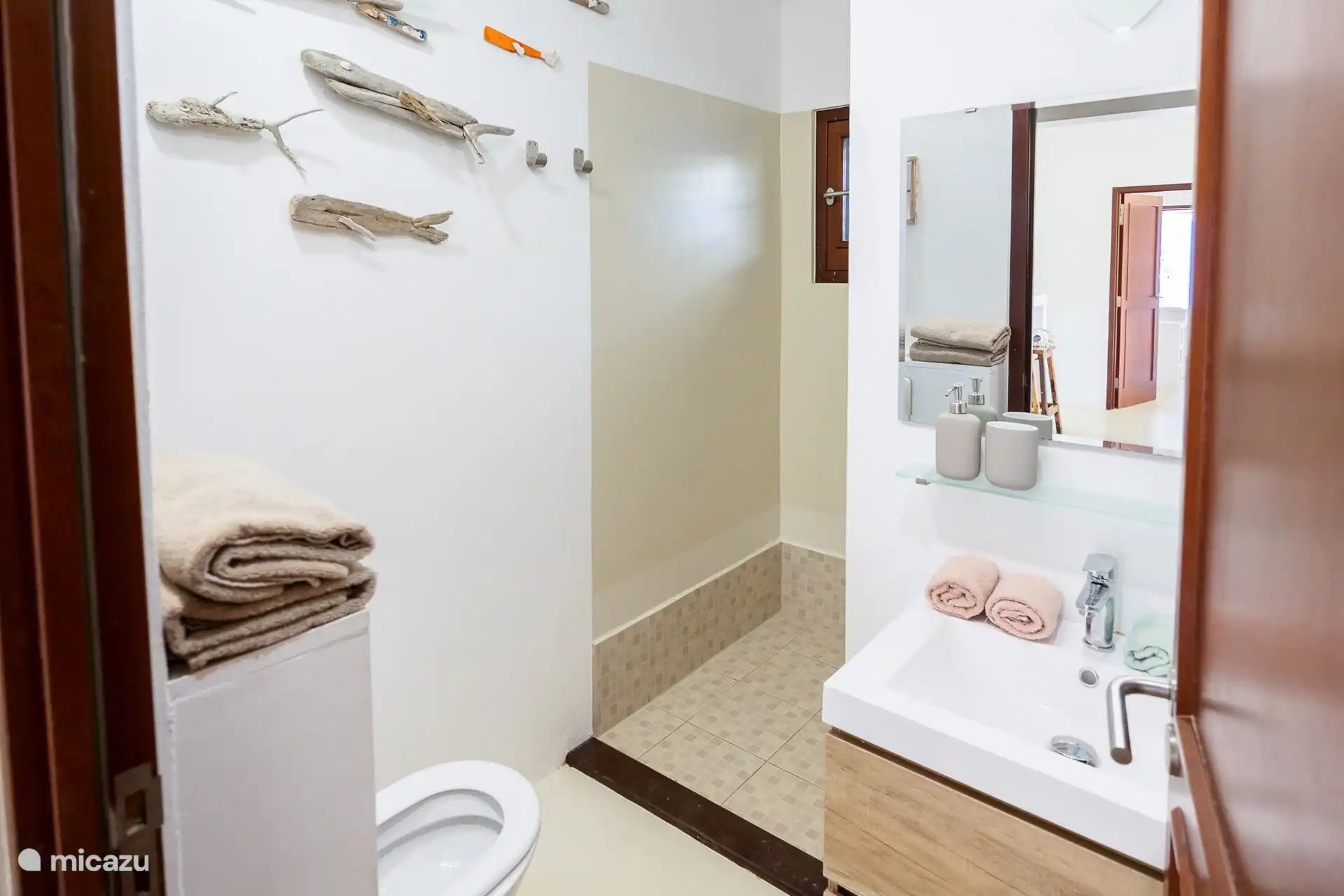 Il y a une deuxième salle de bain avec un meuble sous-vasque moderne et 1 lavabo. Egalement une douche et des toilettes. 