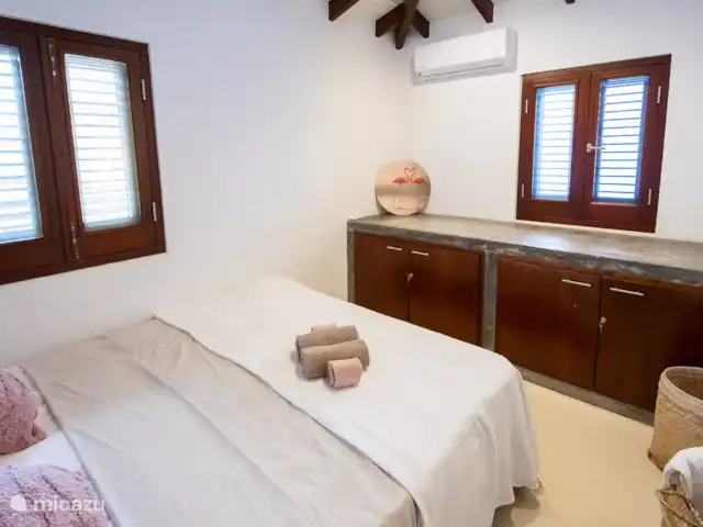 villa huren in Bonaire, Bonaire, Kralendijk – Blou Bonaire Waterlands Village De derde slaapkamer beschikt over een 180 x 200 bed dat ook als twee eenpersoons bedden kan worden opgemaakt. Ook deze kamer beschikt over airco.