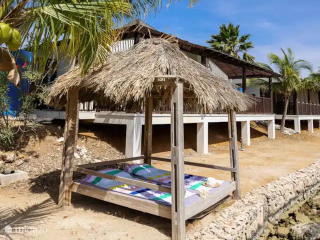 villa huren in Bonaire, Bonaire, Kralendijk – Blou Bonaire Waterlands Village Lekker chillen voor het huisje onder de palapa.