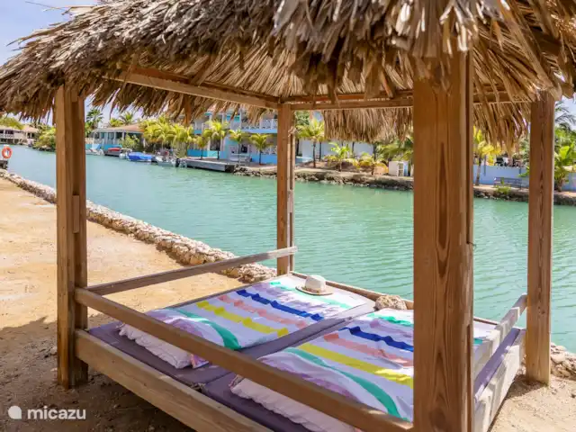 villa huren in Bonaire, Bonaire, Kralendijk – Blou Bonaire Waterlands Village Lekker chillen voor het huisje onder de palapa.